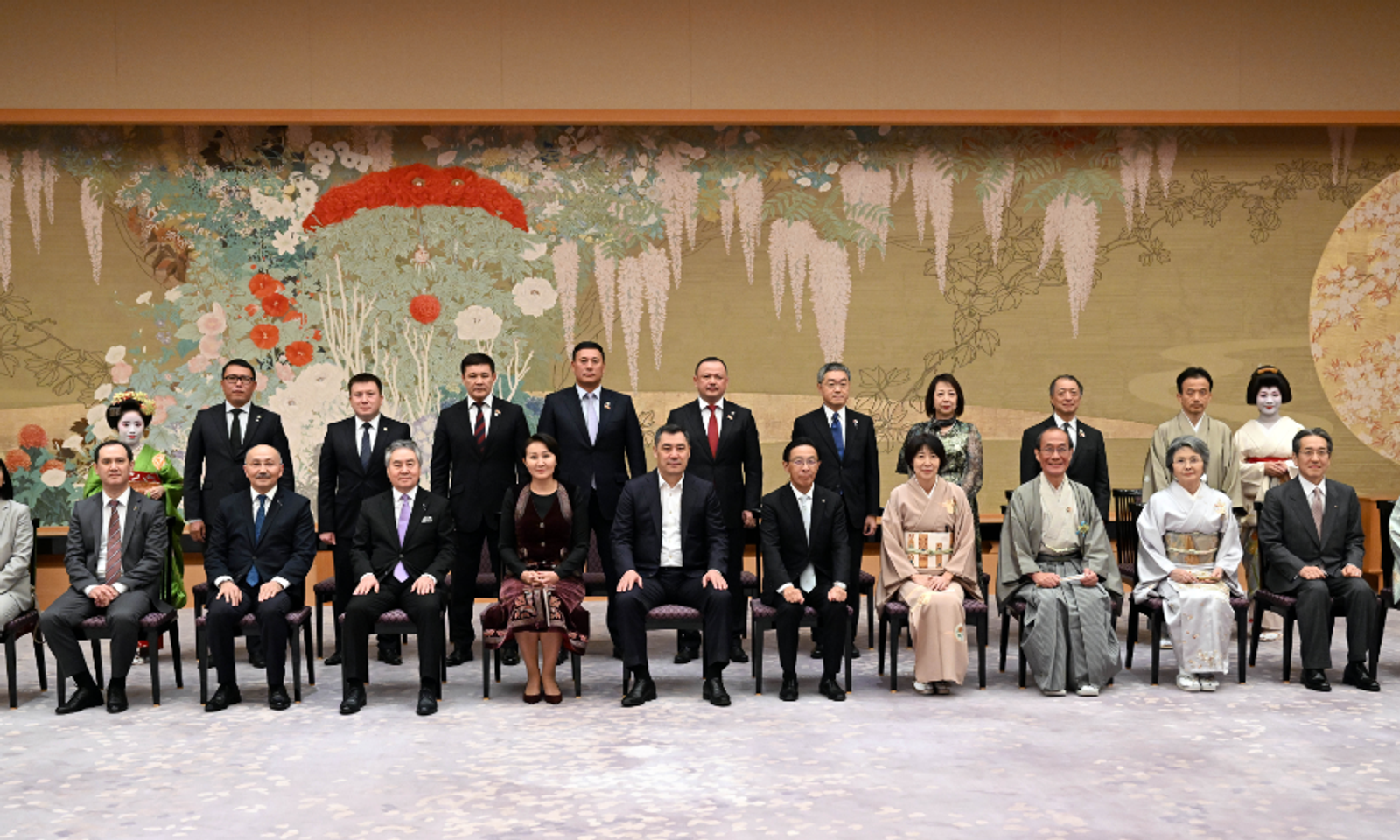 Президент Садыр Жапаров Киото префектурасынын губернатору Такатоши Нишиваки менен жолугушту