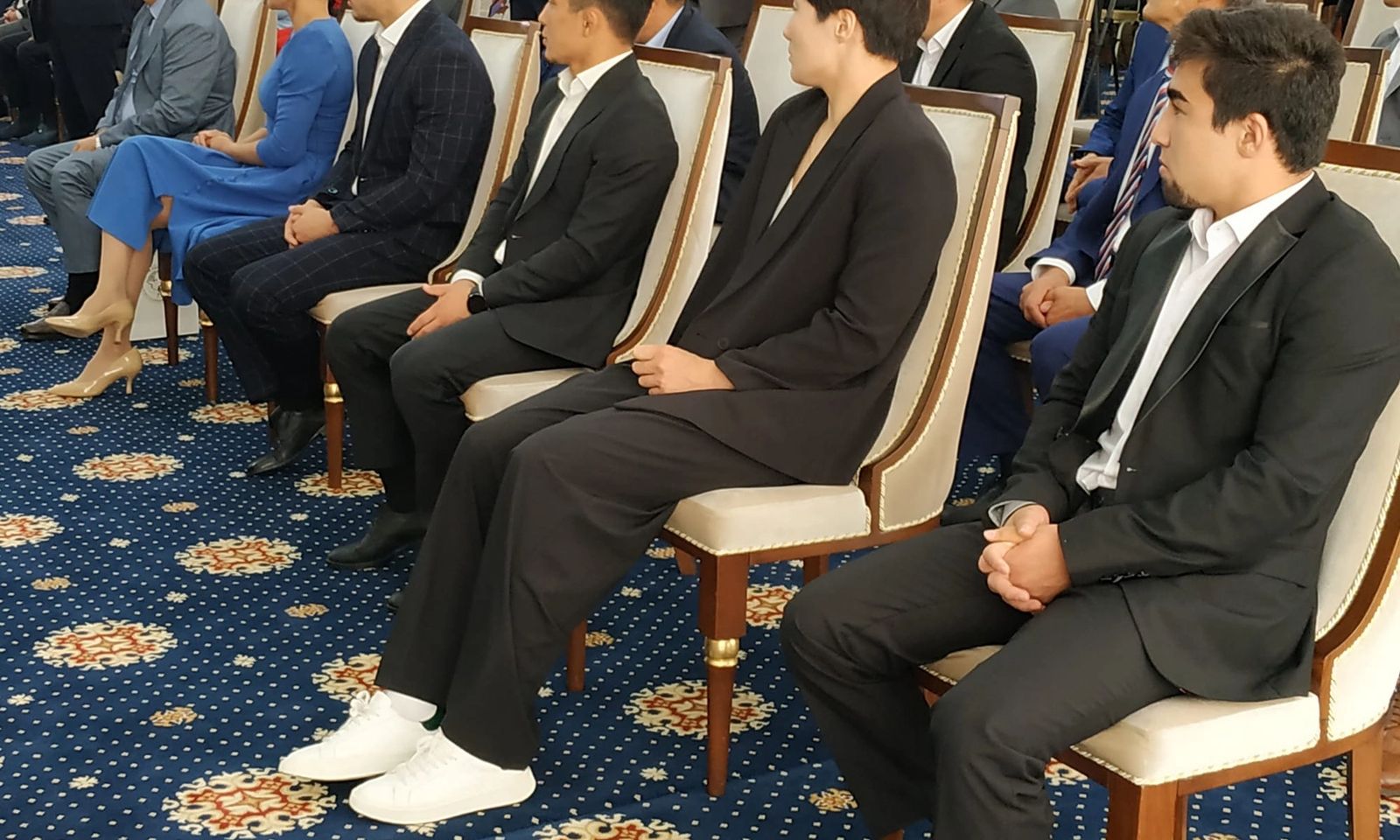 Президент күрөш боюнча дүйнө чемпиондоруна 1 млн сомдон тапшырды