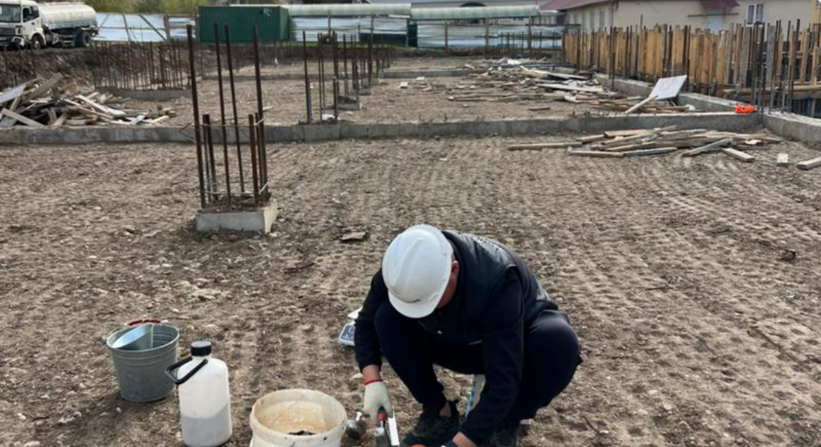 Ысык-Көл облусунда мектеп курулушу үчүн топурак лабораториялык текшерүүдөн өтүүдө