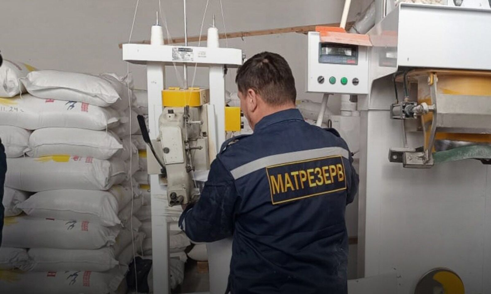 Бүгүн Каракол шаарында өзгөчө кырдаалдар министринин орун басары Урматбек Шамыркановдун жана облус жетекчилигинин катышуусунда Мамлекеттик материалдык резервдер фондуна караштуу тегирмендин ачылышы өттү