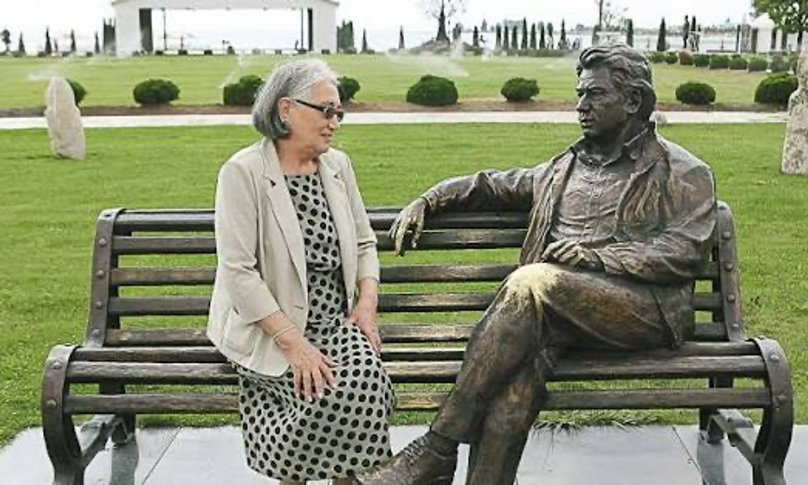 Роза Айтматова: "Чыңгыз агамдын арбагы тынч жатсын"