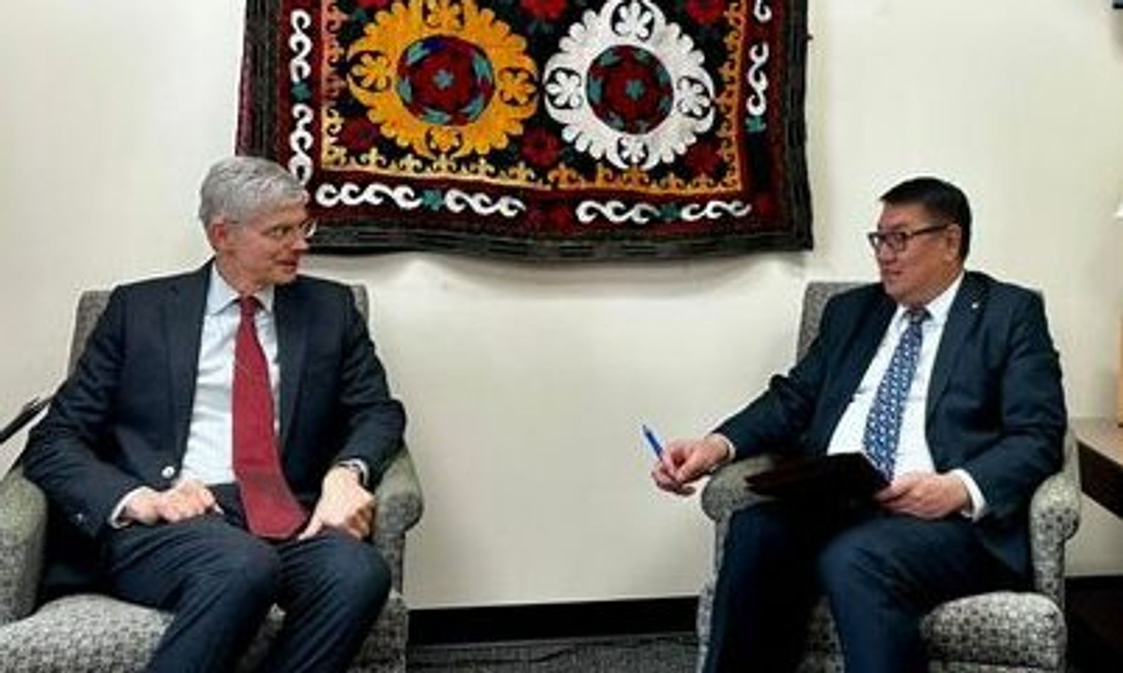 АКШ менен Кыргызстан визалык чектөөлөр боюнча маселени талкуулады