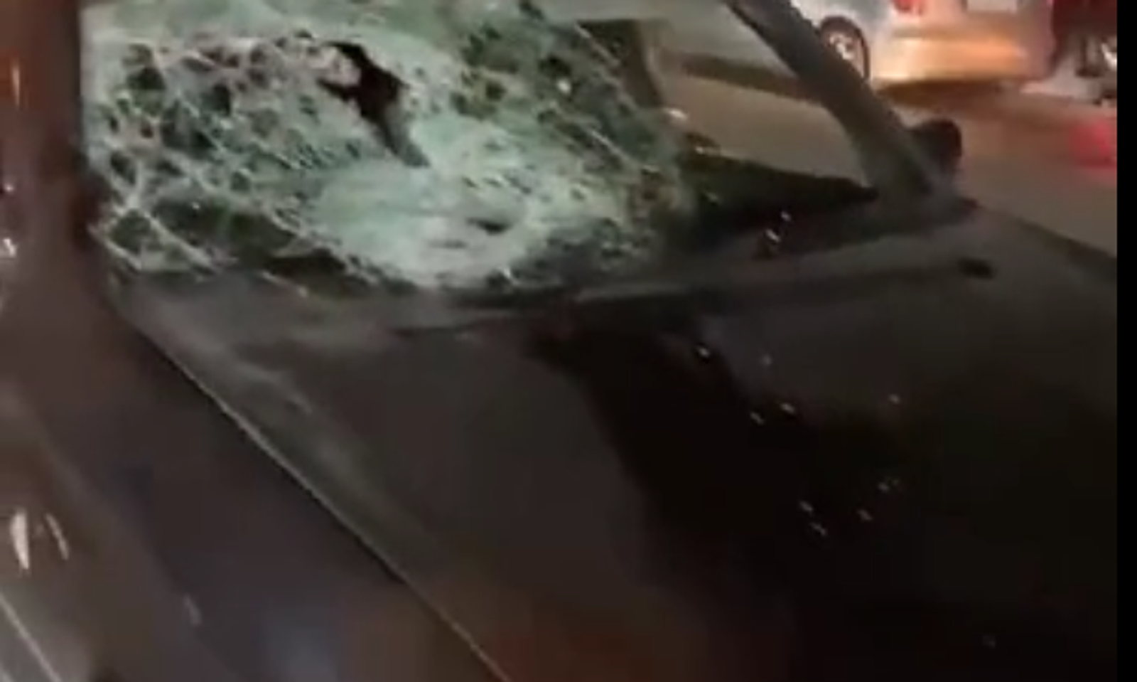 Маевкада унаа эки жөө жүргүнчүнү сүзүп кетти