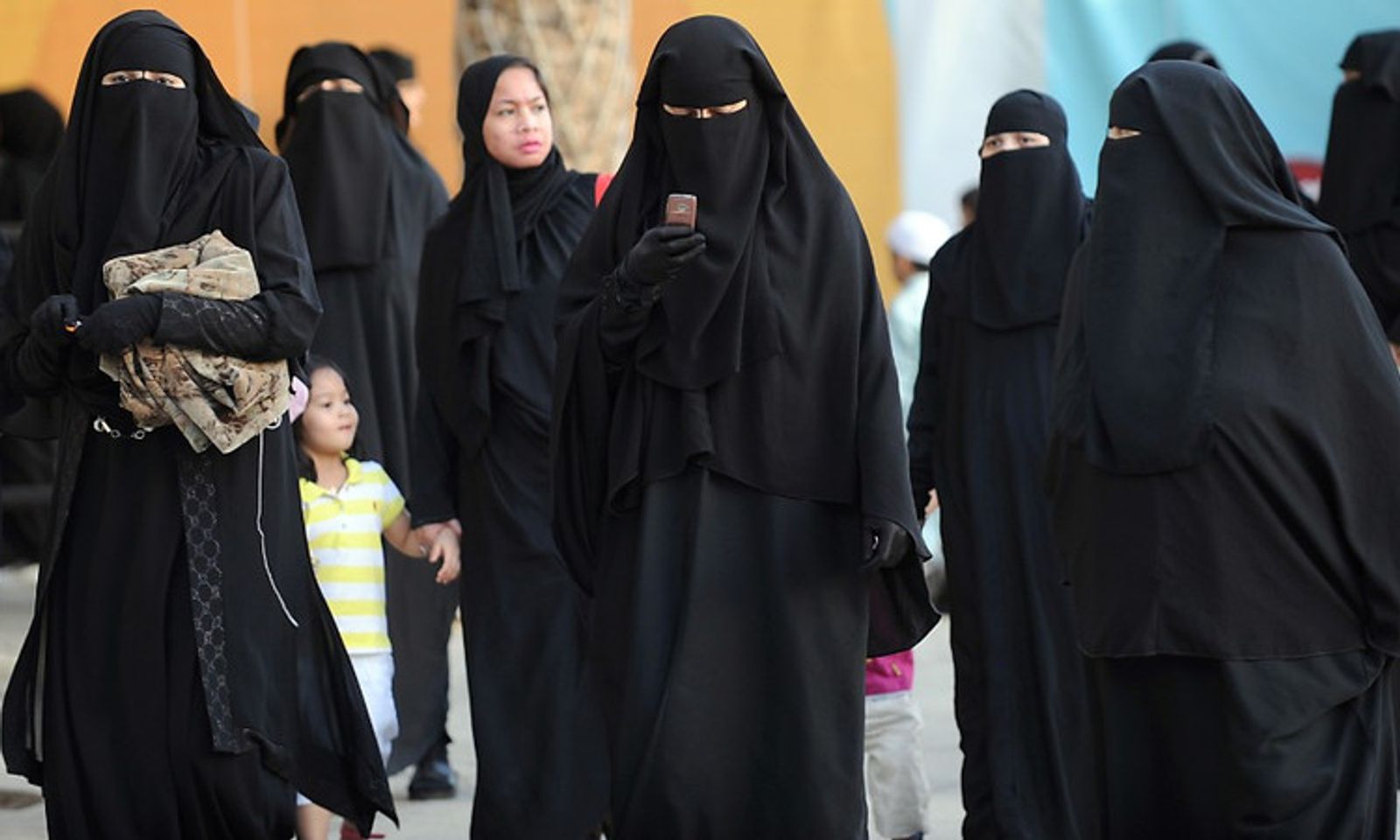 Ташкентте сакалга жана хижабга каршы рейддер күчөдү