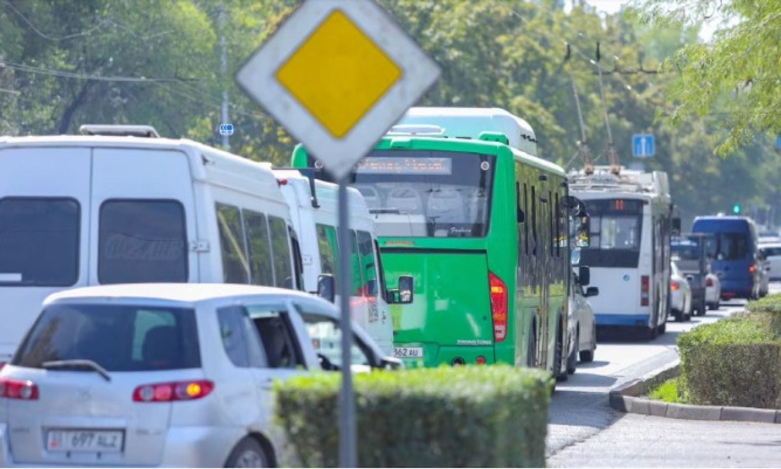 Автобустун айдоочусун сөккөн адам кармалды