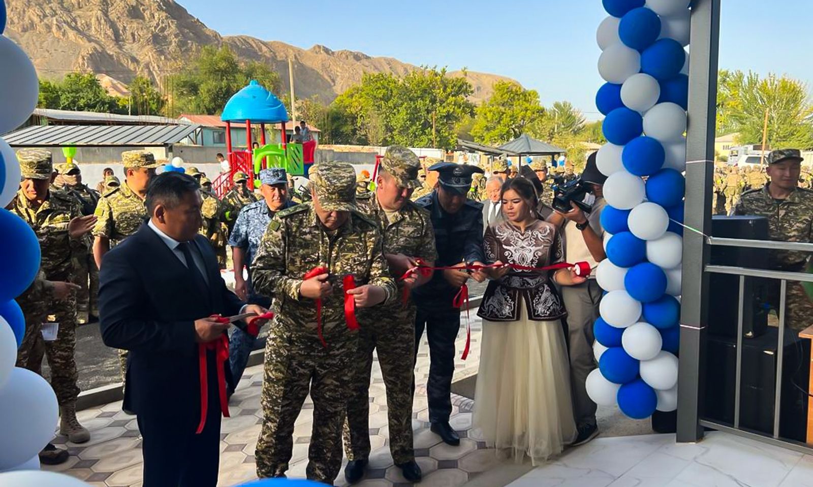 Баткенде чек арачылар үйлүү болушту. Ташиев батирлердин ачкычын тапшырды