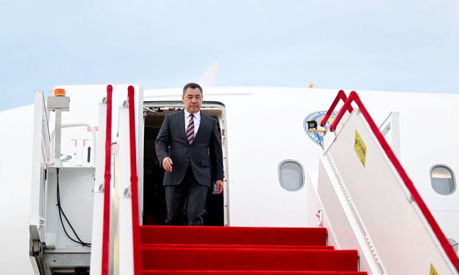 Садыр Жапаров 31-августта, Кытай Эл Республикасынын Төрагасы Си Цзиньпиндин чакыруусу боюнча Тяньцзинь шаарына иш сапары менен келди