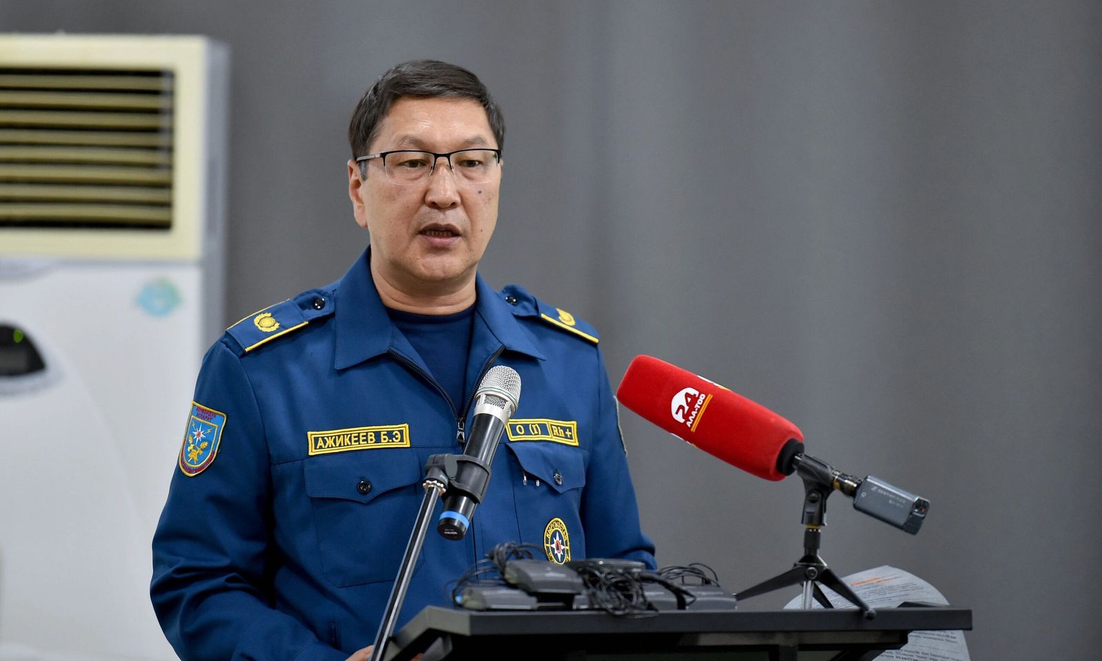 Садыр Жапаров Өзгөчө кырдаалдар министри Бообек Ажикеевге катуу сөгүш берди!