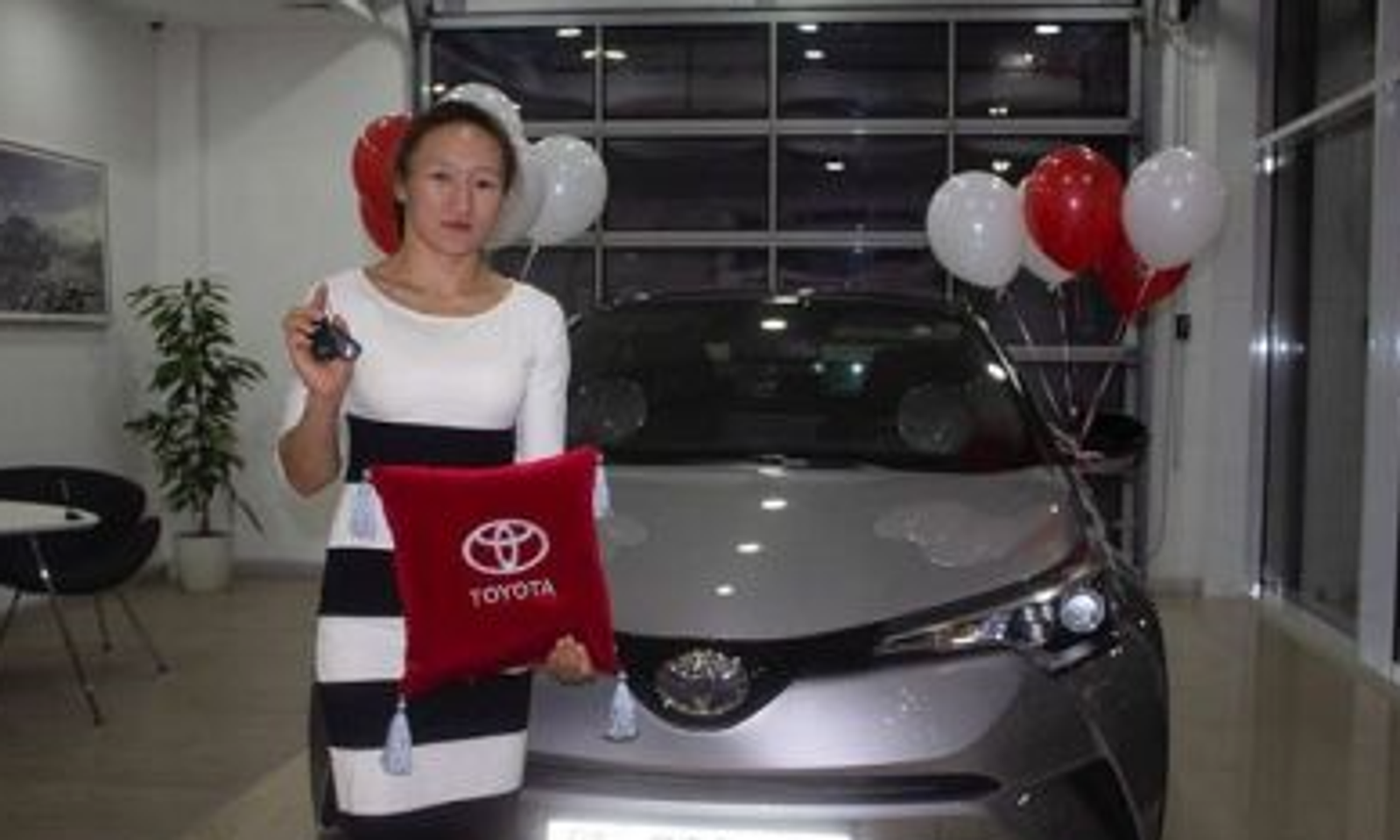 Айсулуу Тыныбекова Көлбаев белек бергендиги тууралуу посттун өчүрдү