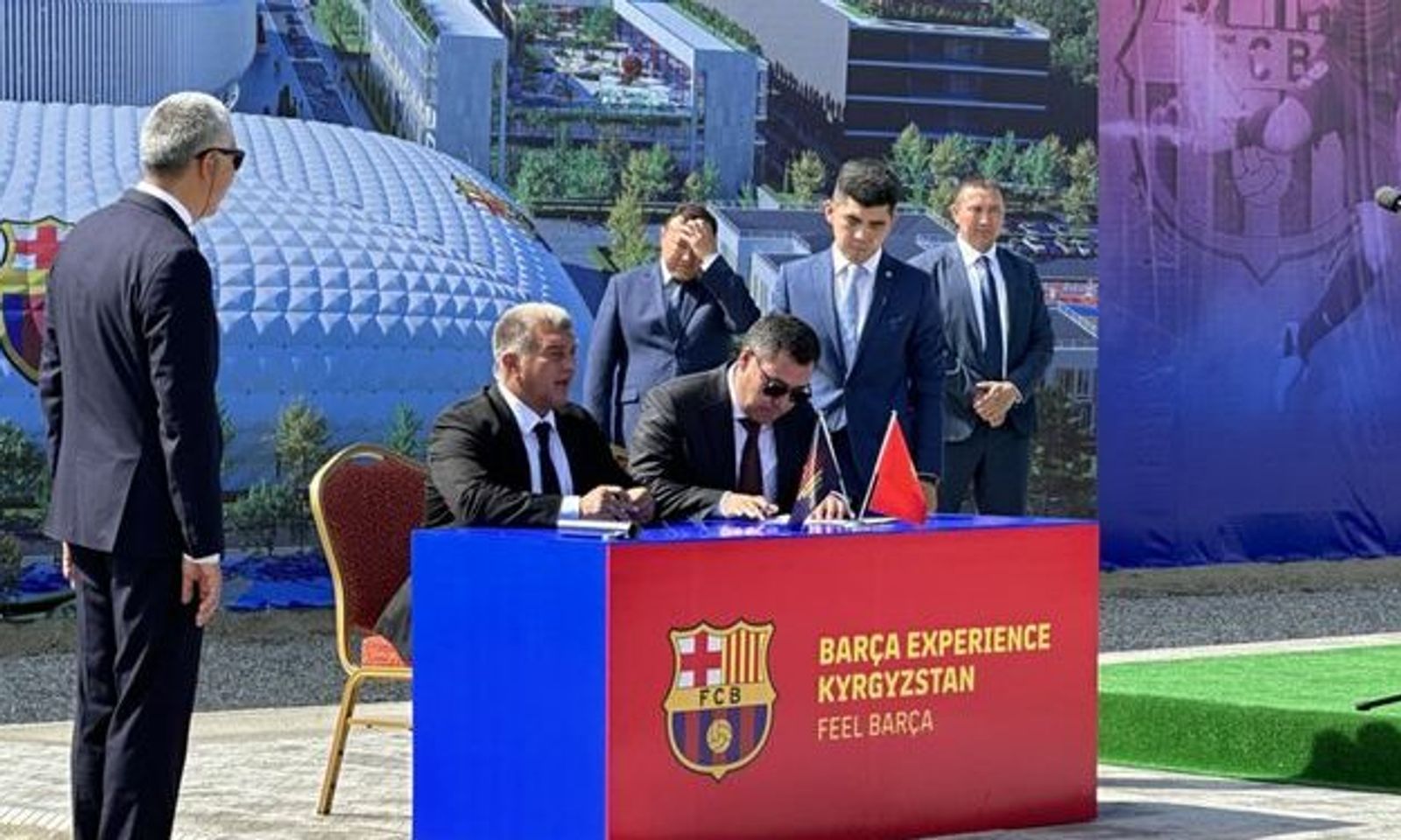 «Бул чоң майрам». Бишкекте «Барселона» футбол академиясынын курулушу башталат