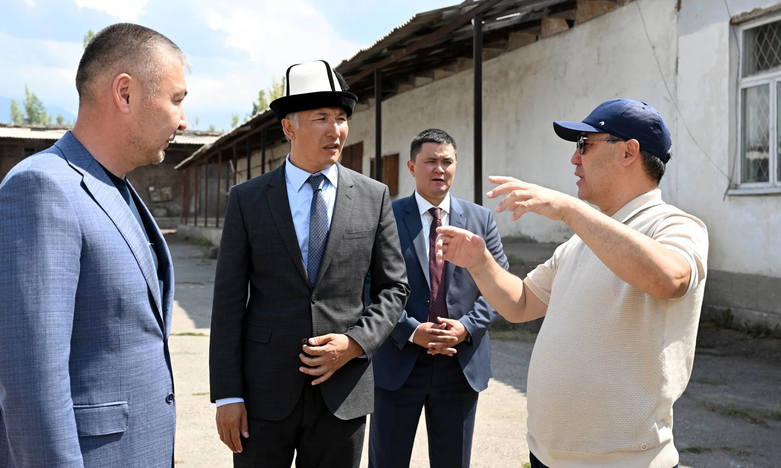 С.Жапаров Каракол шаарында жаңы сквер курууну тапшырды