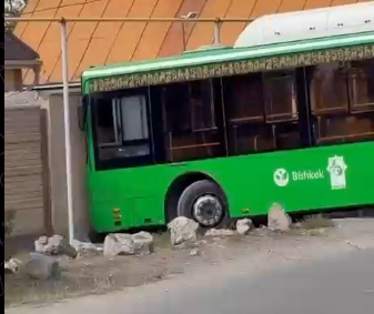Новопокровкада №40 автобус үйдүн дубалын сүздү
