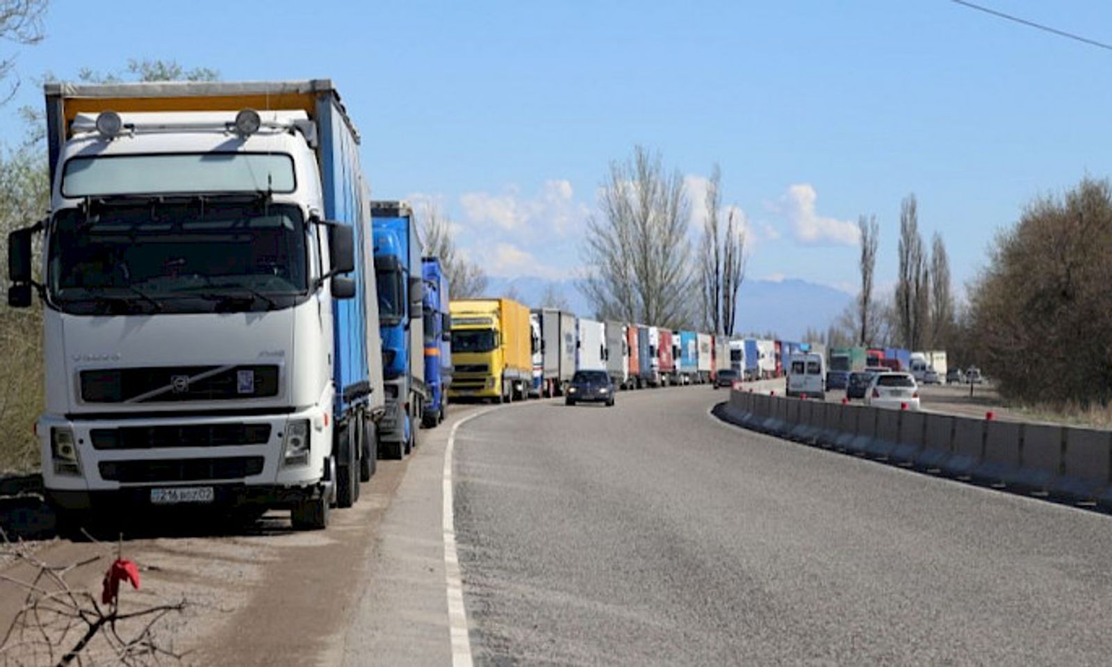 «Суу жок болсо эмнени берели». Кыргыз-казак чек арасында кезекте турган жүк ташуучу унаалардын саны 430га жетти