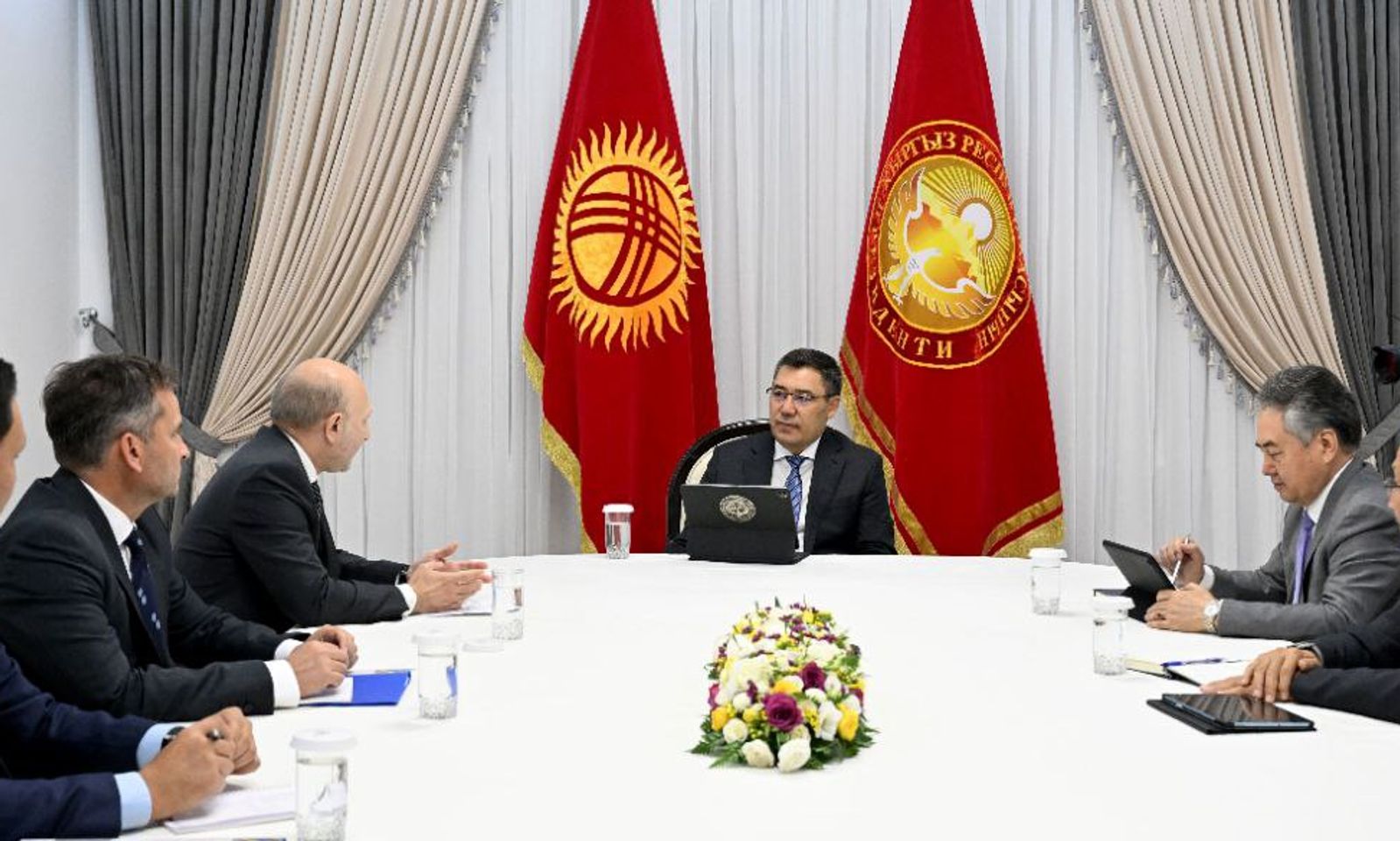 Жапаров БУУнун башкы катчысынын атайын өкүлү Каха Имнадзени кабыл алды