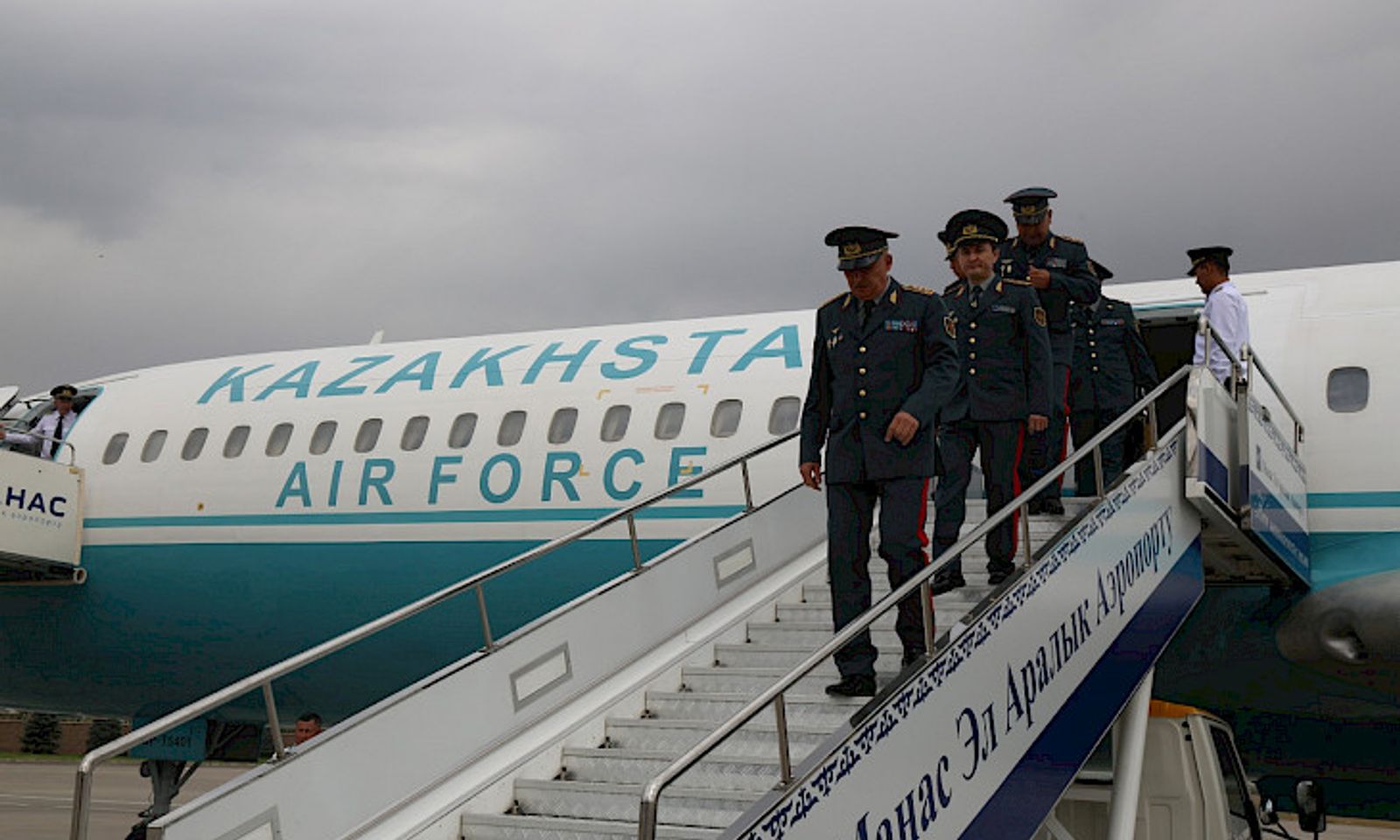 Кыргызстанга Казакстандын коргоо министри баштаган аскер делегациясы келди