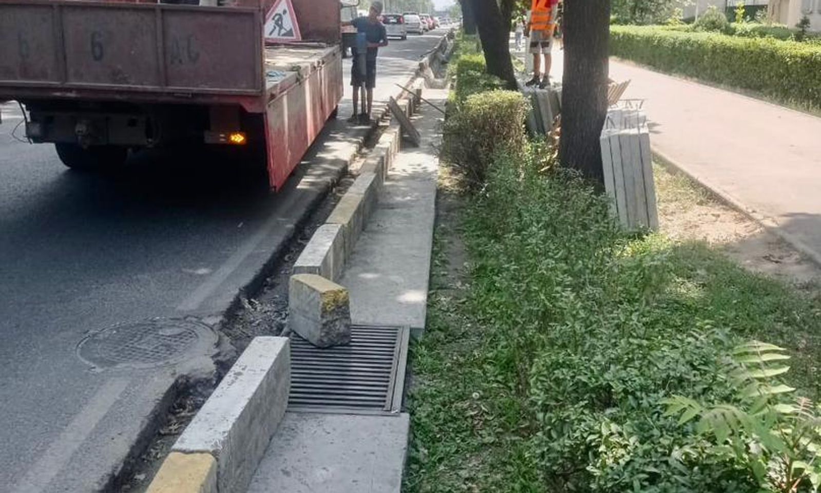 Мэрия: Айдоочулардын этиятсыздыгы Манас проспектисиндеги жол бордюрларынын бузулушуна алып келүүдө