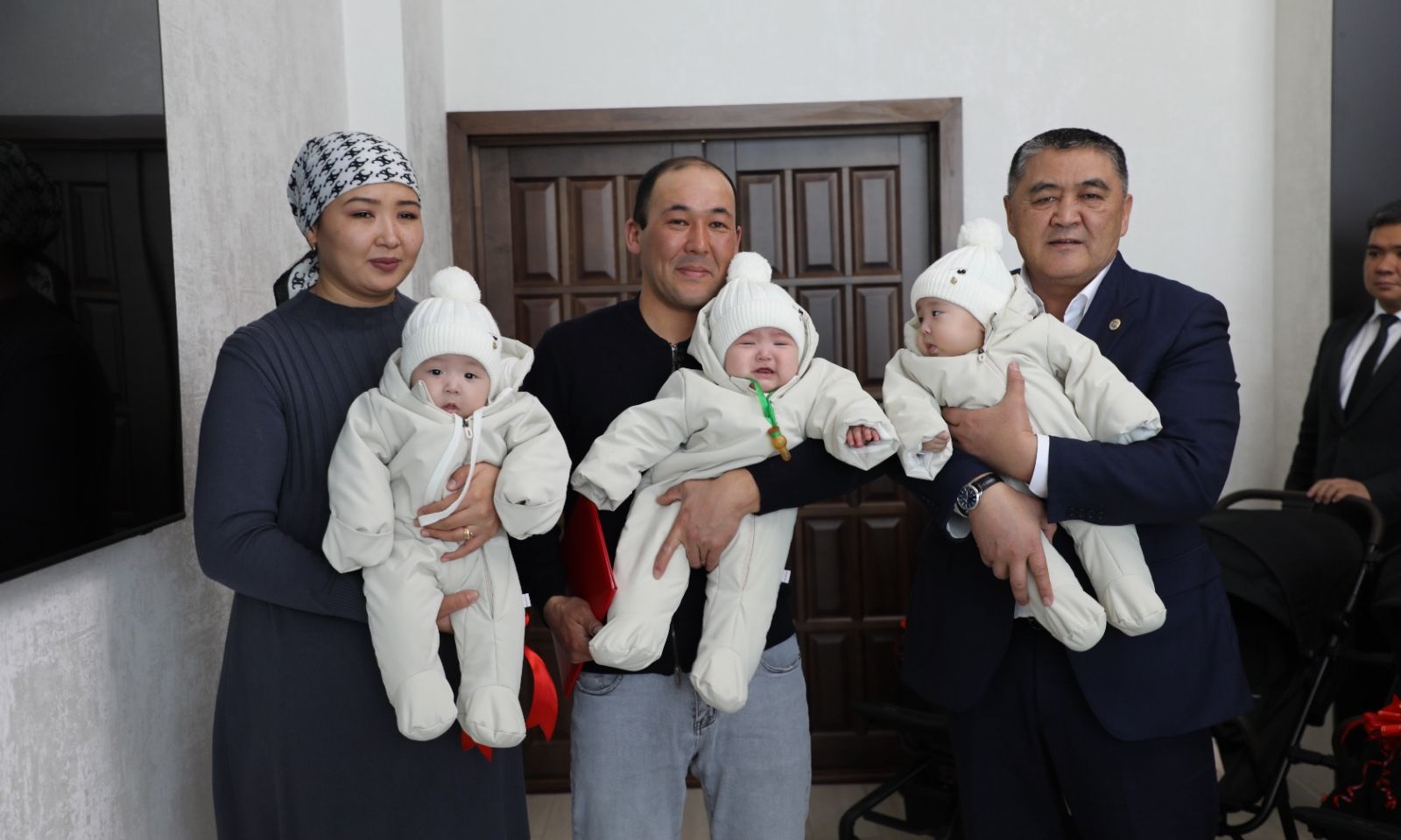 К.Ташиев үч эм төрөлгөн үй-бүлөгө эки бөлмөлүү батирдин ачкычын тапшырды