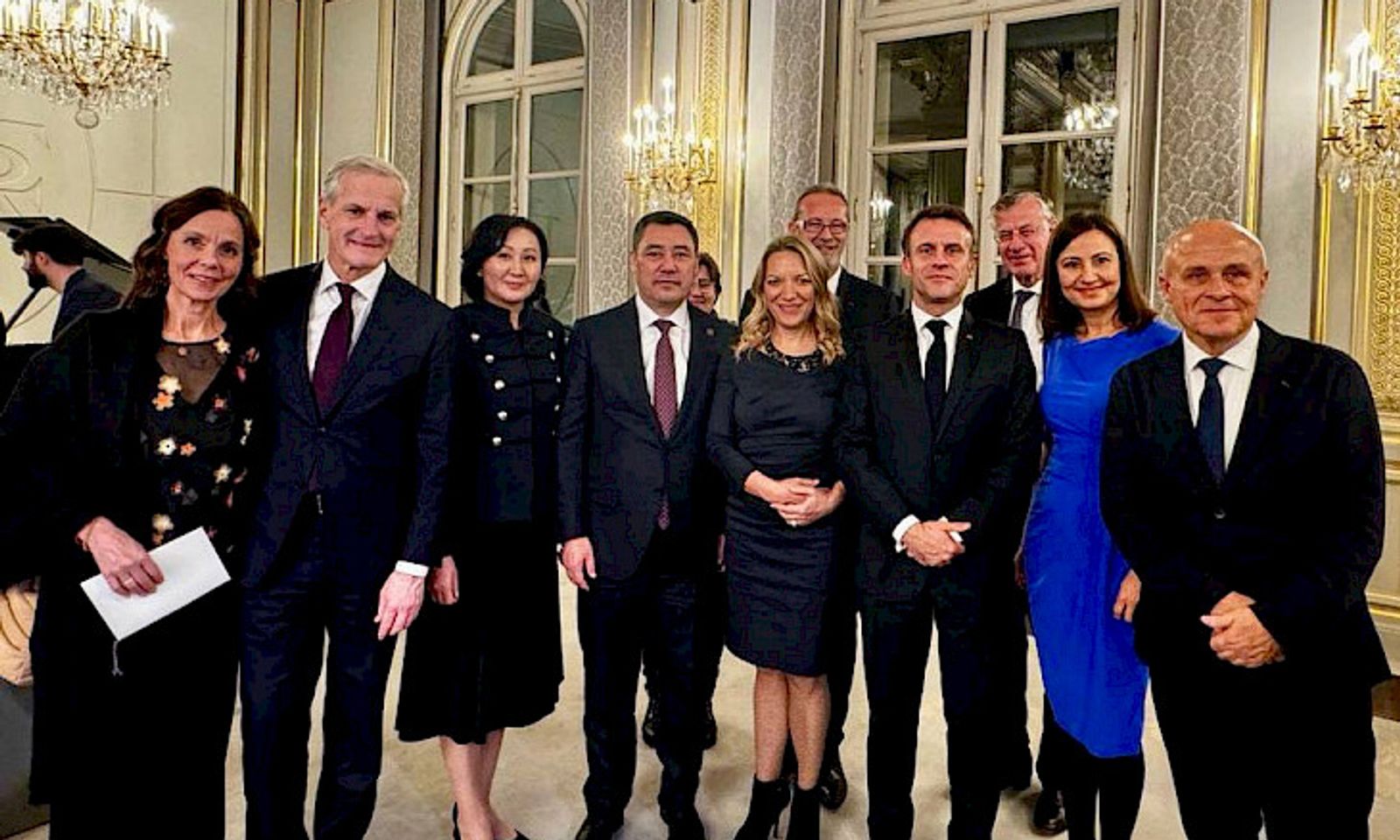 Садыр Жапаров жубайы менен бирге Франция президентинин атынан кабыл алуу иш-чарасына катышты