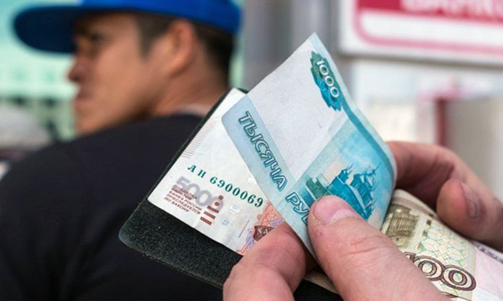 Кыргызстандык мигранттардын акча которуулары кыскарды