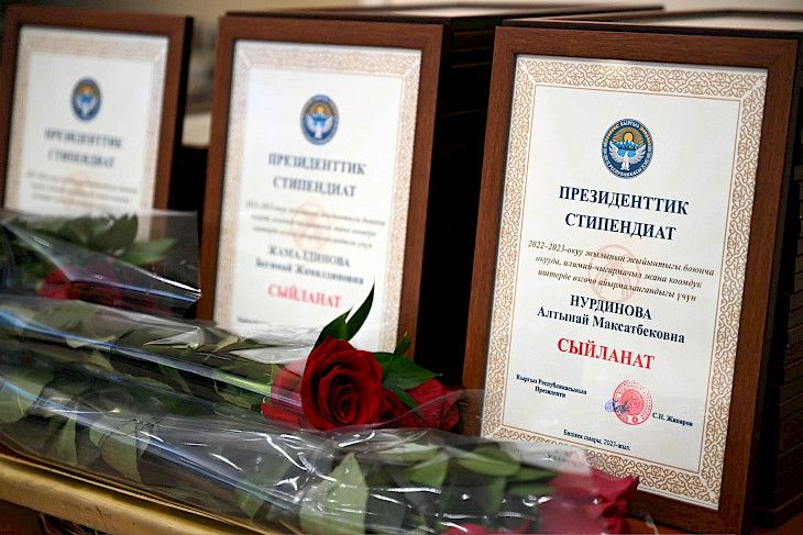 Президенттин колунан стипендия алган 75 студент кайсы университетте окуйт. Тизме