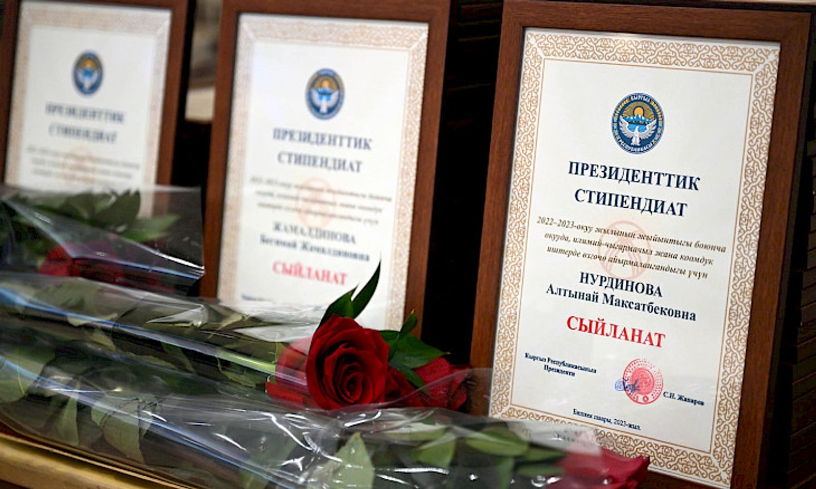 Президенттин колунан стипендия алган 75 студент кайсы университетте окуйт. Тизме