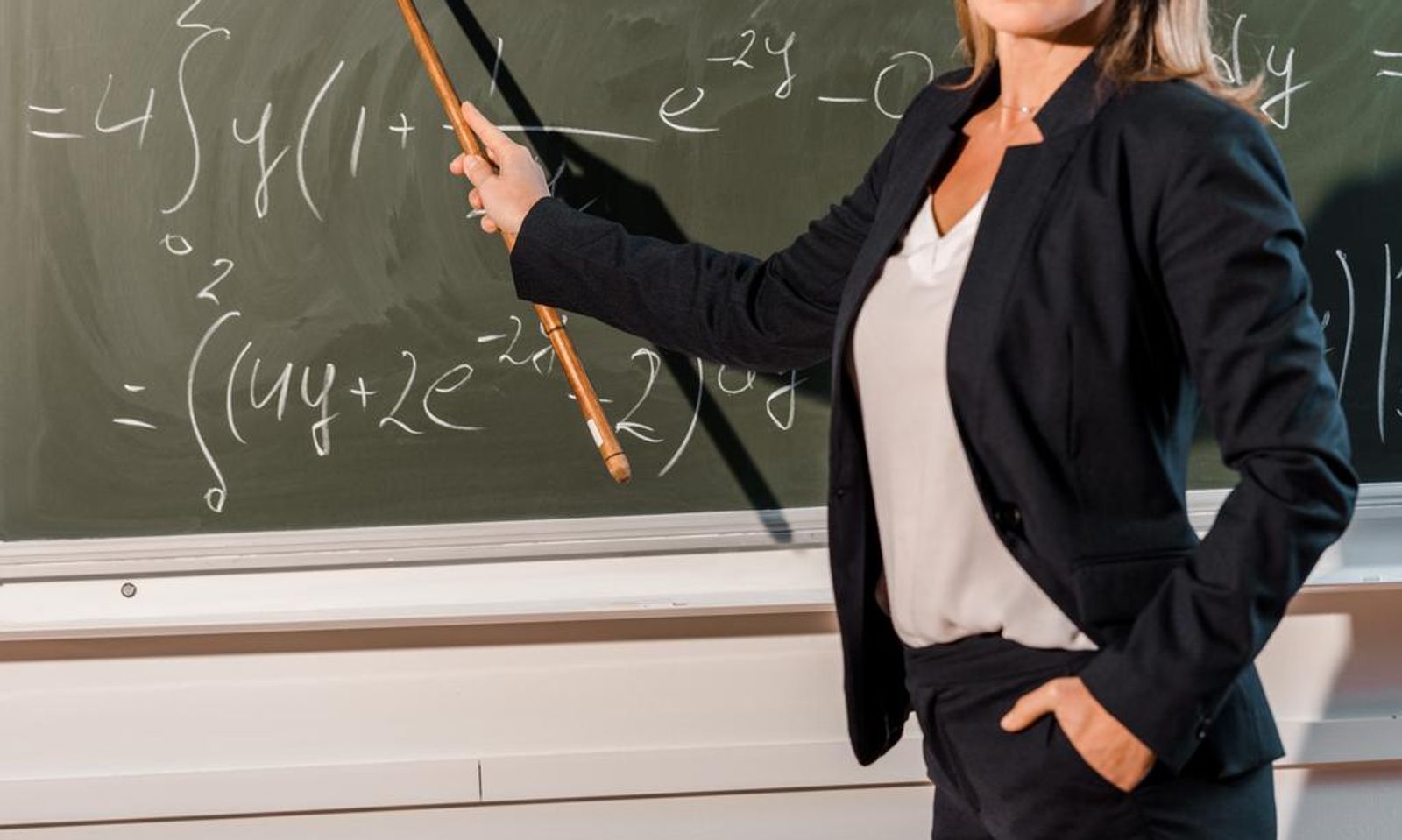 Мугалимдерге кулак кагыш! Билим берүү министрлиги «Акылман» президенттик лицейине мугалимдерди издейт