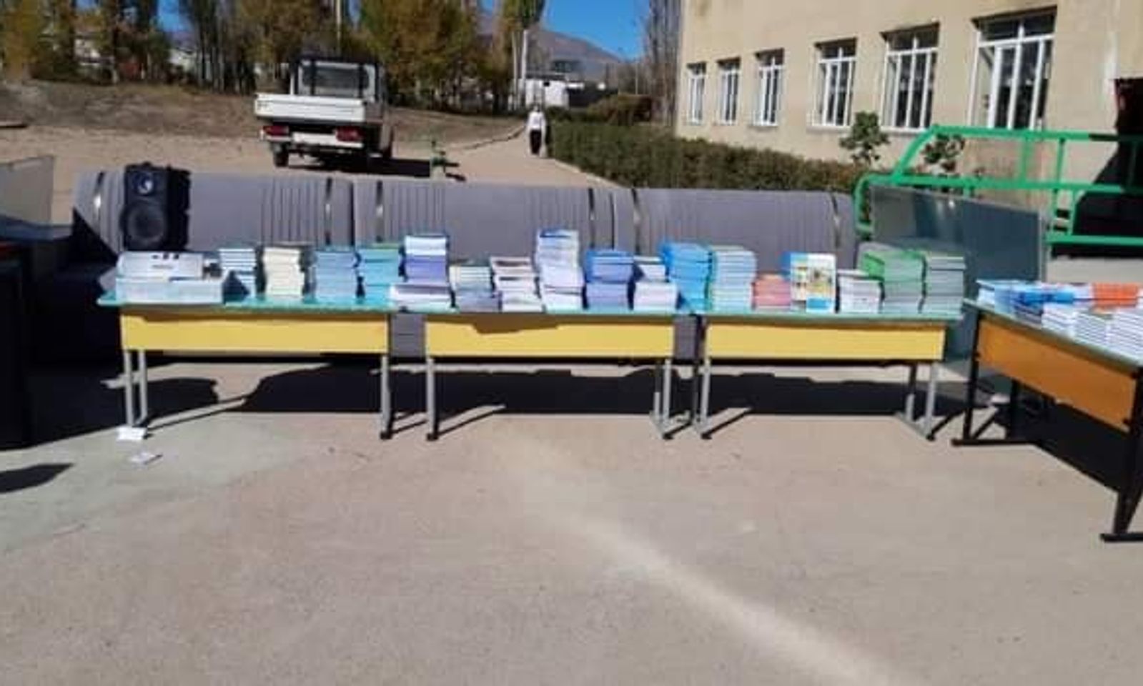 Тоңдо аксакал 60 жаш тоюн бербей, окуучуларга китеп, доска сатып берди