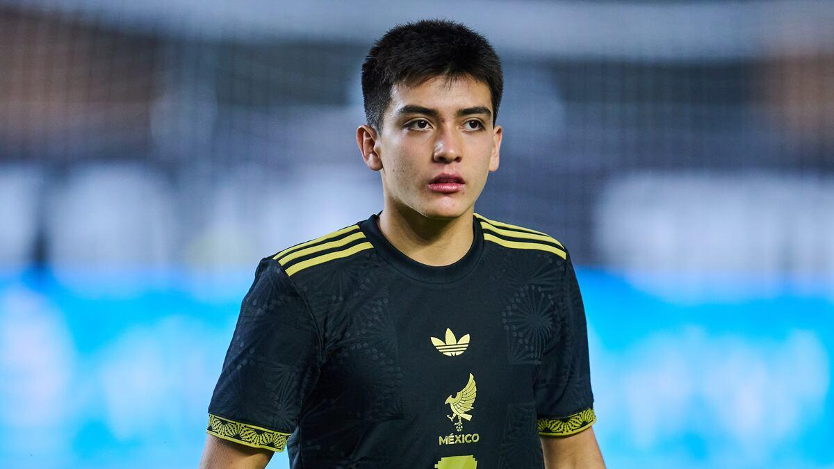 16 жаштагы футболчу Дүйнө чемпионатында 96 жылдык рекордду жаңылады
