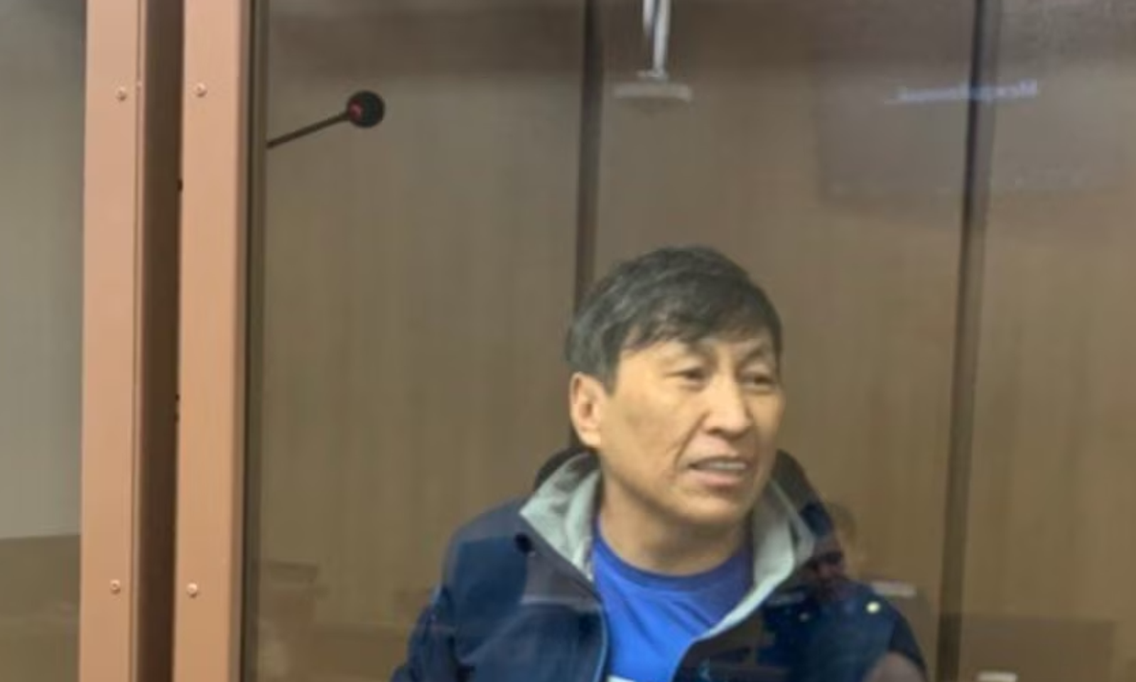 Казакстанда соттун ачык өтүшүн талап кылган активист оозун тигип алды