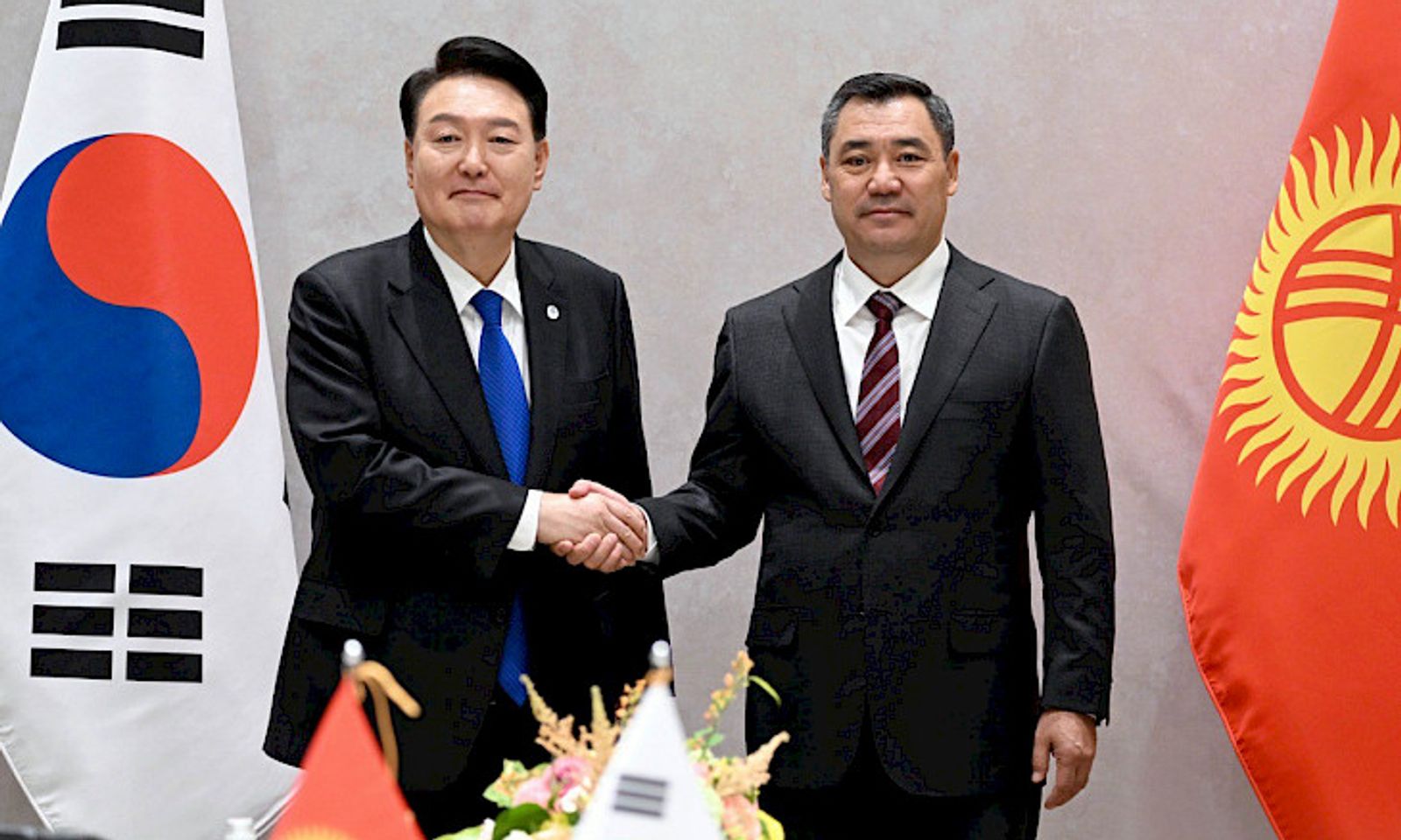 Садыр Жапаров Кореянын президенти Юн Сок Ёль менен жолугушту