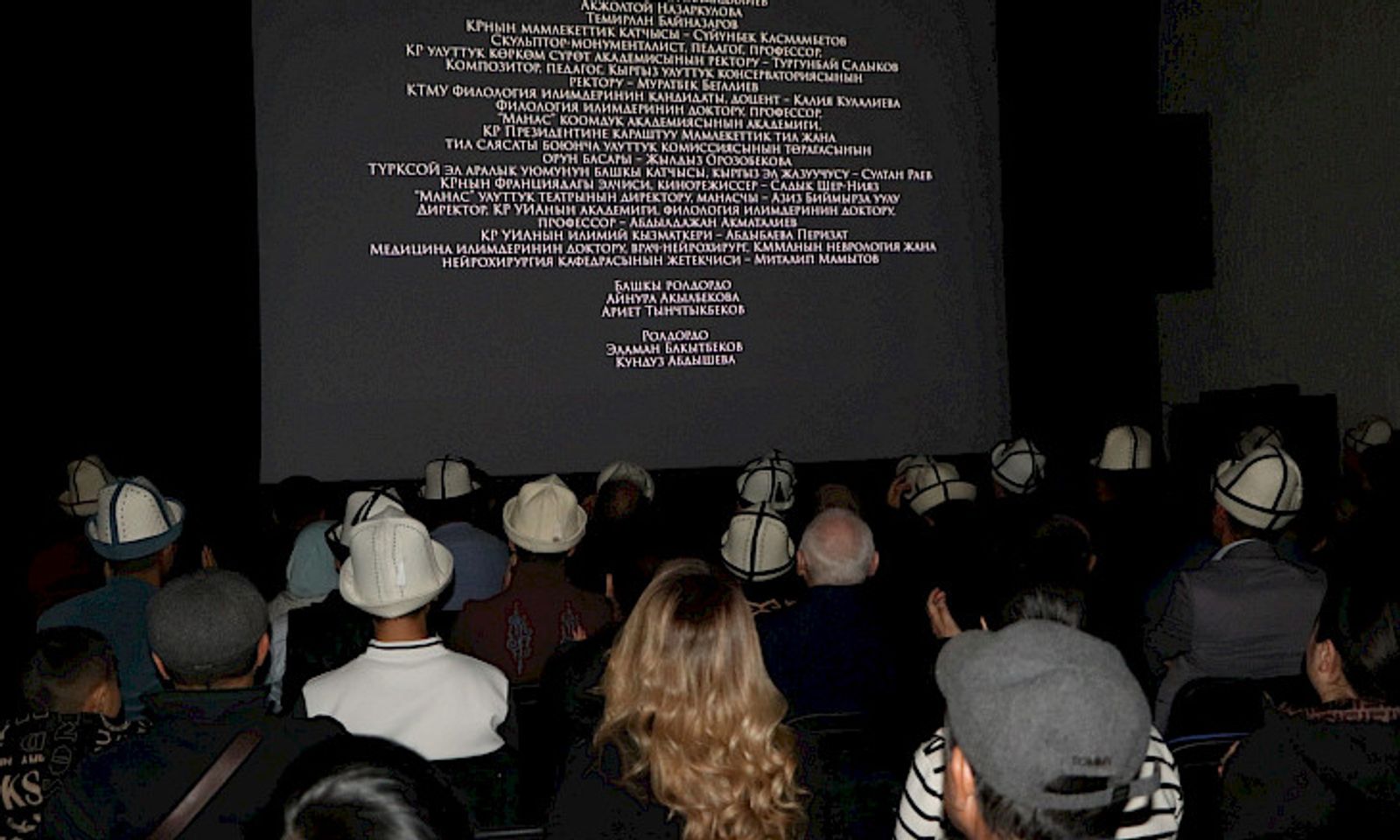 Бишкекте манасчылар тууралуу тартылган даректүү тасмасынын бет ачары өттү