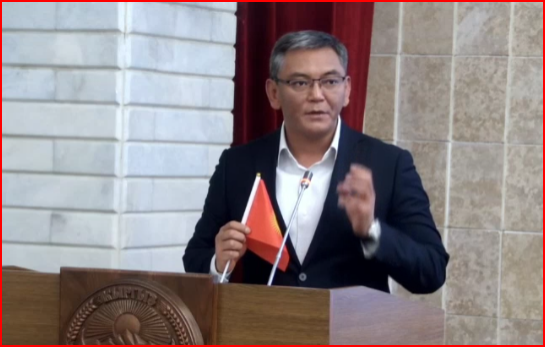 «Манкурт болуп баратабызбы?» Мирлан Самыйкожо тууну чечмелеп берди.