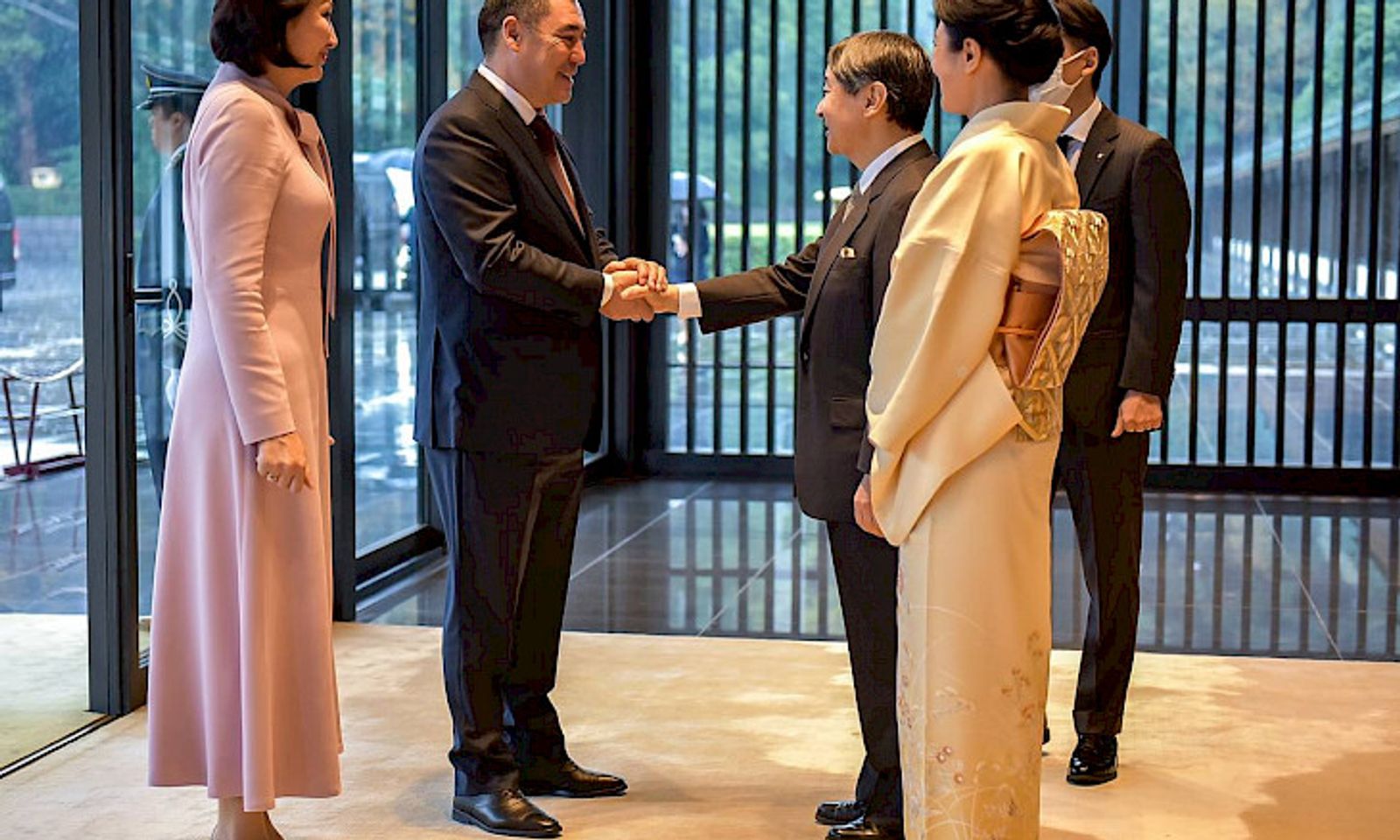 Садыр Жапаров Токиодогу Император сарайына келди