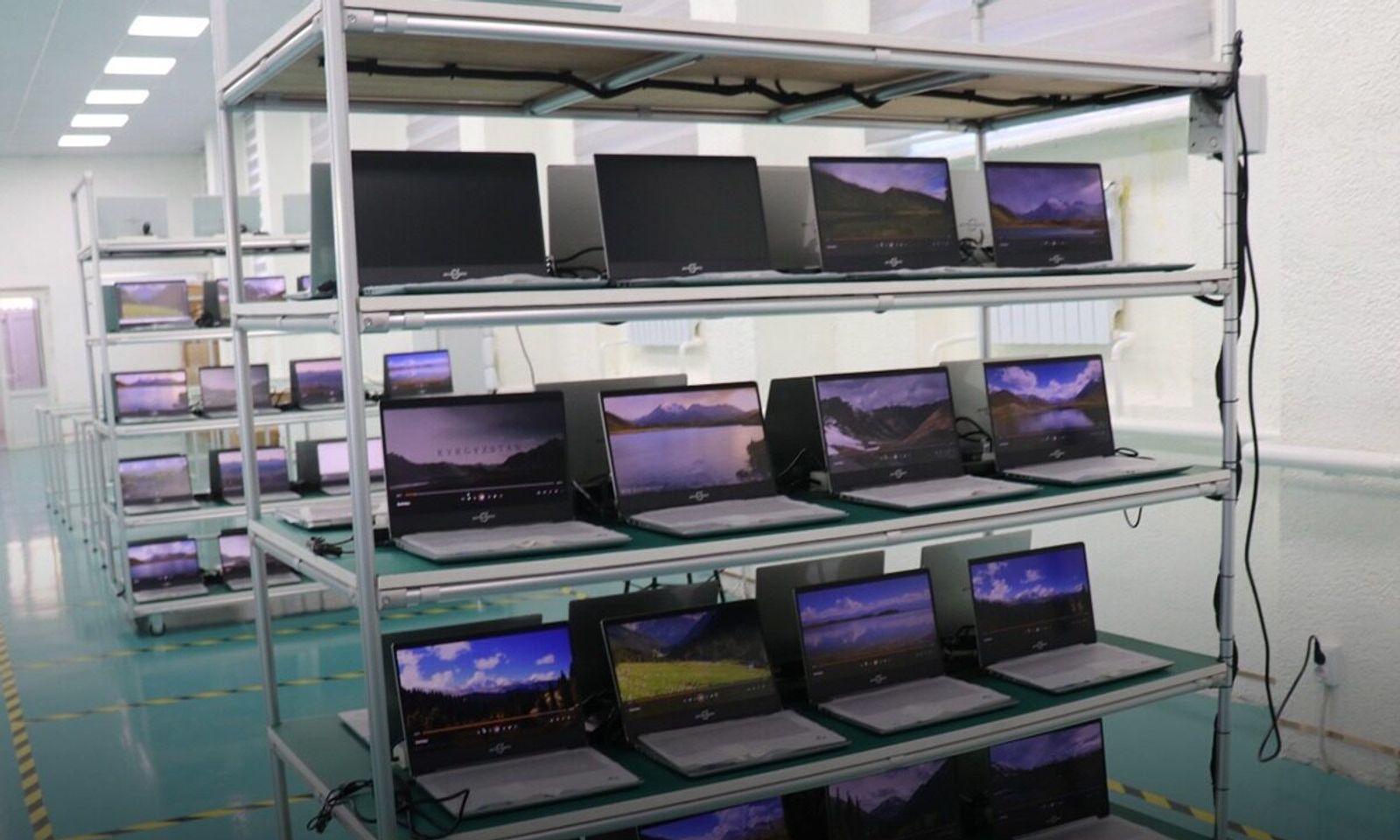 Билим берүү жана илим министринин орун басары Лира Самыкбаева бүгүн, 14-январда, И. Раззаков атындагы Кыргыз мамлекеттик техникалык университетинин алдындагы Технопаркка барып, мугалимдер үчүн бериле турган ноутбуктарды чогултуу процессине күбө болду