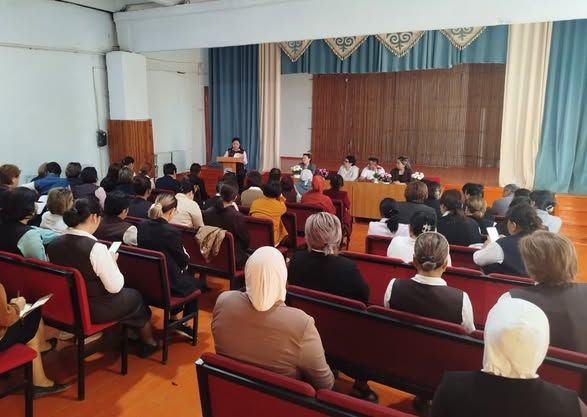 Агартуу министрлиги эмгек акынын жаңы шарттарын түшүндүрүү иштерин жүргүзүүдө