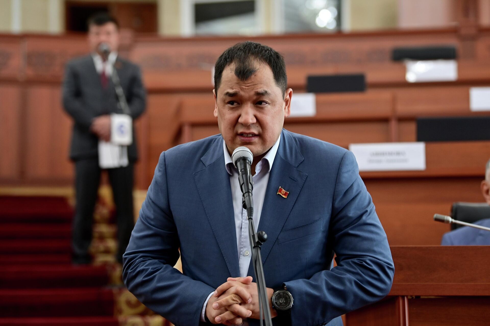 Улан Бакасов Нарындын жолдору бүтпөй жатканын айтып, транспорт министрлигин сынга алды