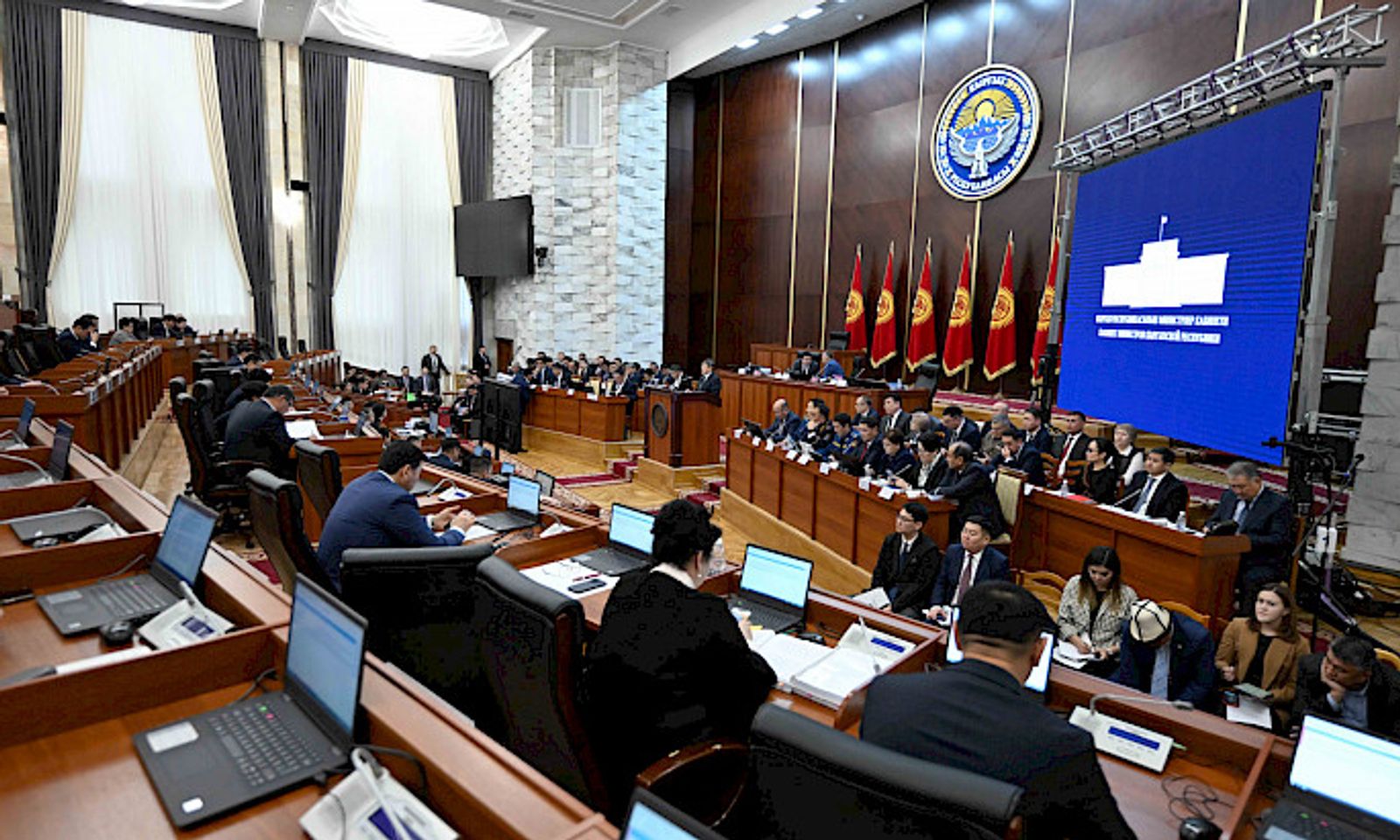 Министрлер кабинетинин төрагасы президенттин командасын Манастын «Кырк чоросуна» салыштырды