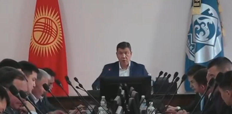 Бишкек мэри түшкү тамакка акча алган муниципалдык кызматкерди сынга алды