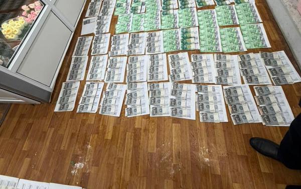 Бишкек шаардык мэриясынын кызматкери 1 миллион сом пара талап кылгандыгы үчүн кармалды