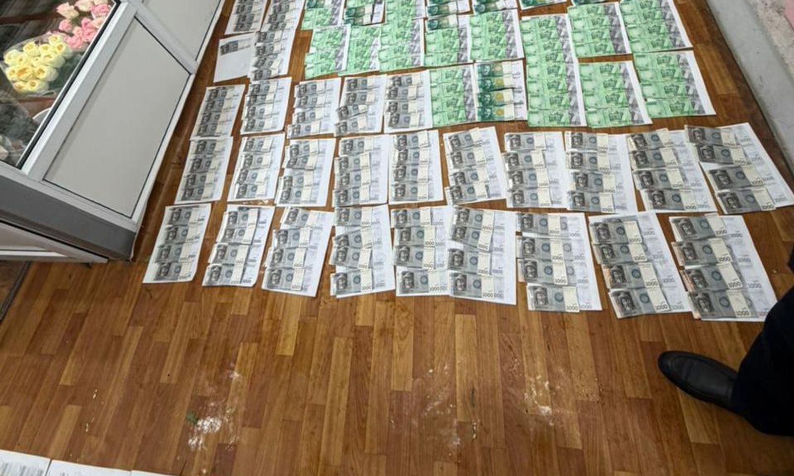 Бишкек шаардык мэриясынын кызматкери 1 миллион сом пара талап кылгандыгы үчүн кармалды