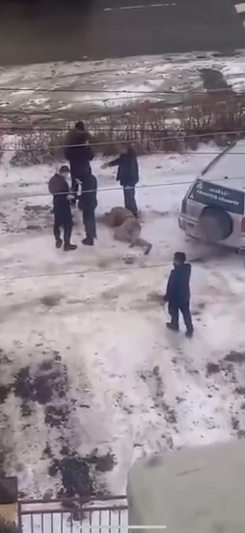 Эркек кишини жылаңачтап сабагандардын видеосу тарады