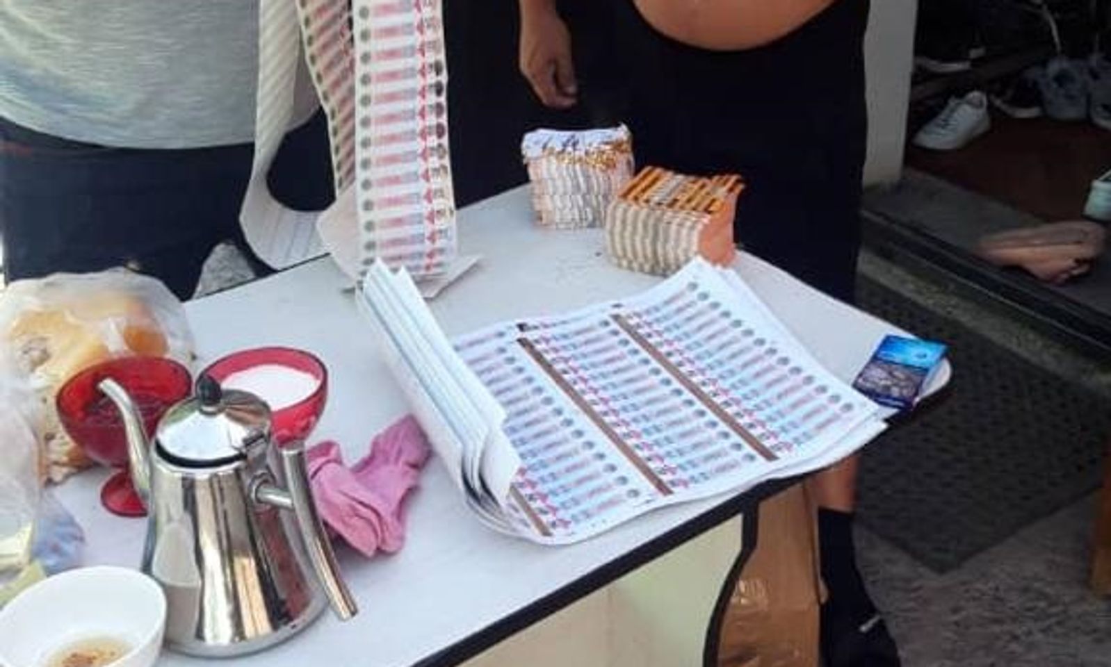 3 миң 350 литрди түзгөн 16 миң 900 бөтөлкө. Спирт ичимдиктерин чыгаруучу жашыруун цехтердин ишмердүүлүгүнө бөгөт коюлду