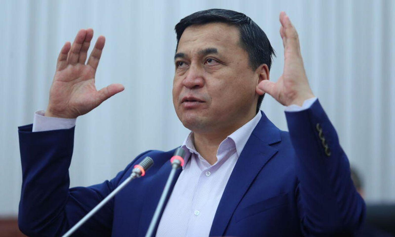 Коомчулукта сынга кабылган Каныбек Иманалиев кызматынан бошотулду