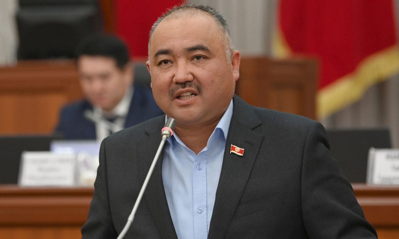 «Элге, улутка бул чечим чоң сокку болду». Шакиев Конституциялык соттун төрагасы баш болгон жалпы курамы толугу менен жумуштан кетиши керектигин айтты