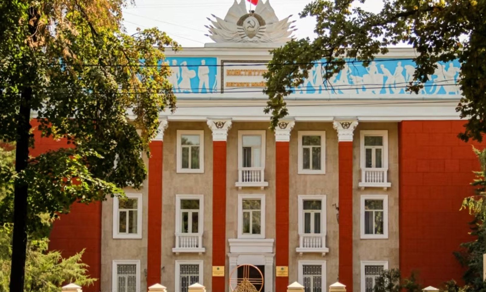 ЖК “Конституциялык сот жөнүндө” долбоорду талкуусуз кабыл алды