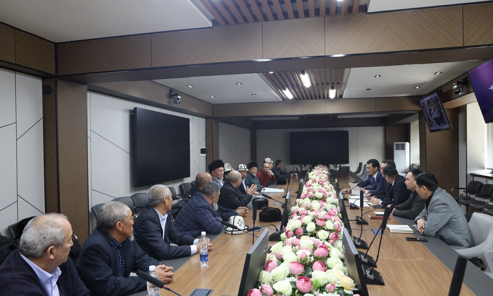 Министрликте коомдук кабыл алуу: суу жана жер маселелери