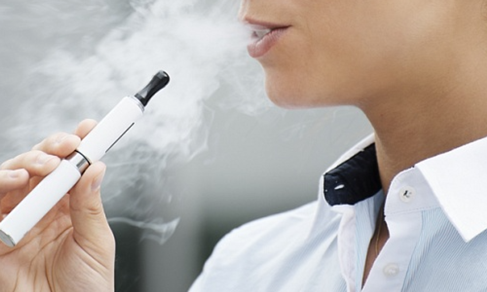 Депутат Көкулов балдар ооруканасында дарыгерлер электрондук тамеки чегип жатканын айтты