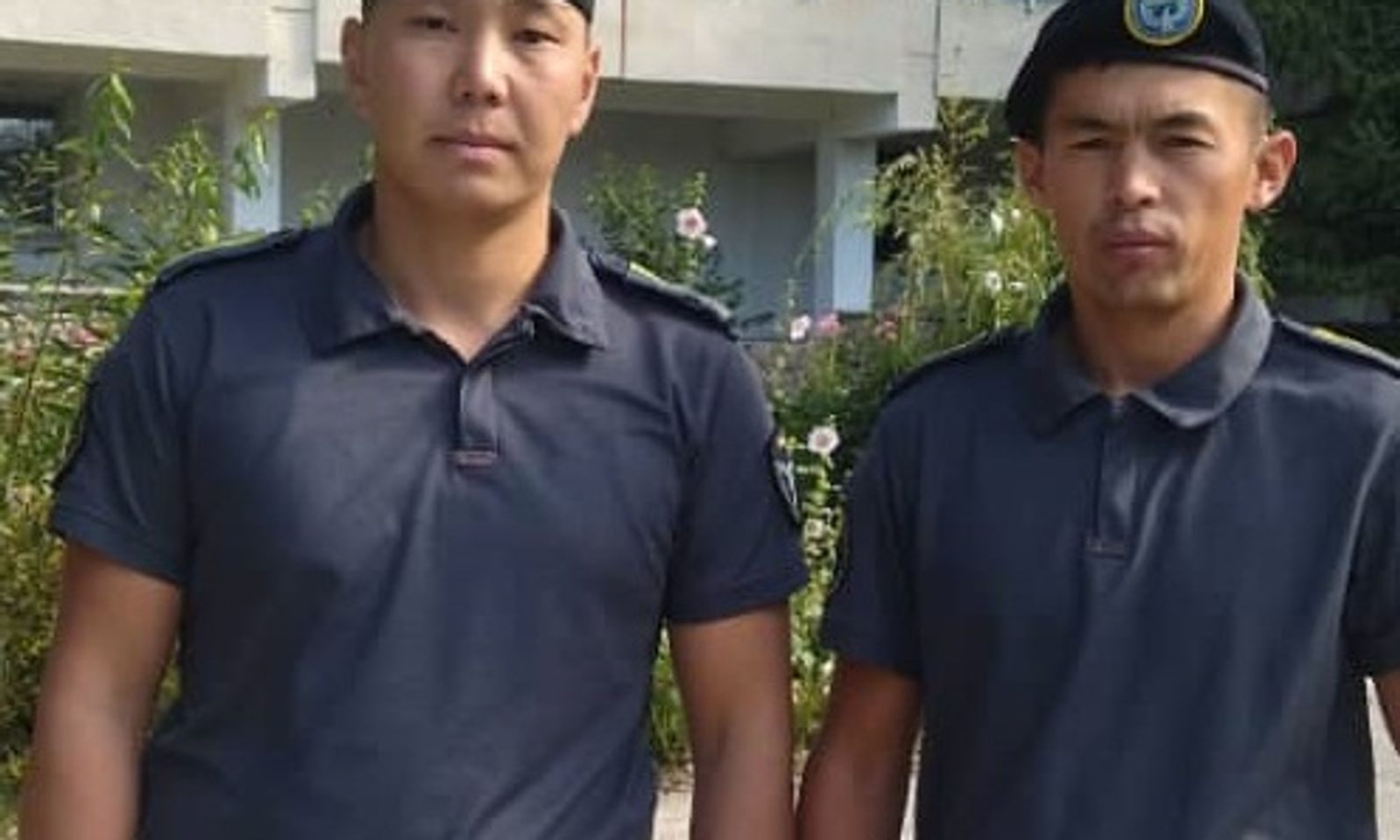 Милиционерлер пансионаттын кызматкерин көлгө чөгүп бараткан жеринен куткарып калышты