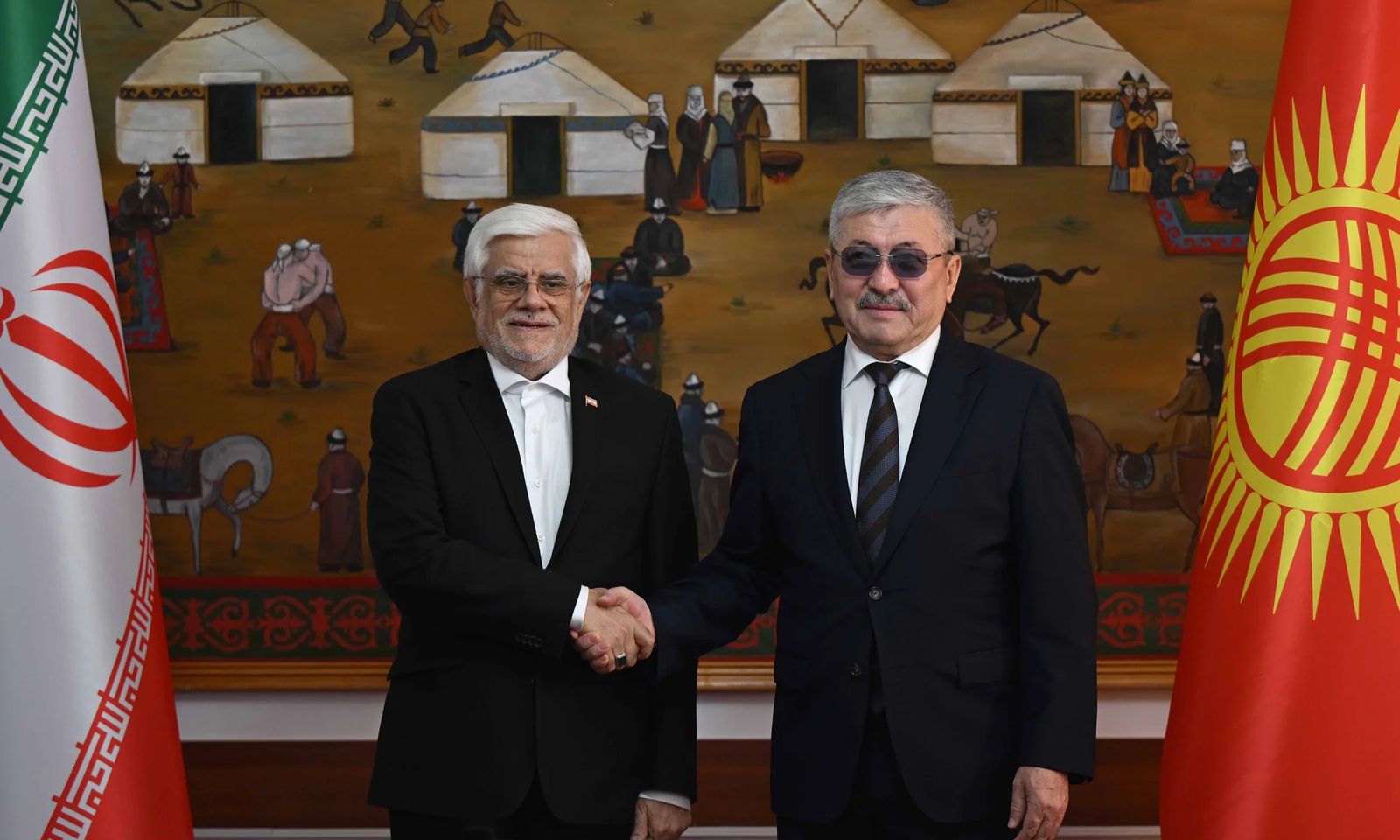 Министрлер кабинетинин төрагасы Адылбек Касымалиев Ирандын биринчи вице-президенти менен жолукту