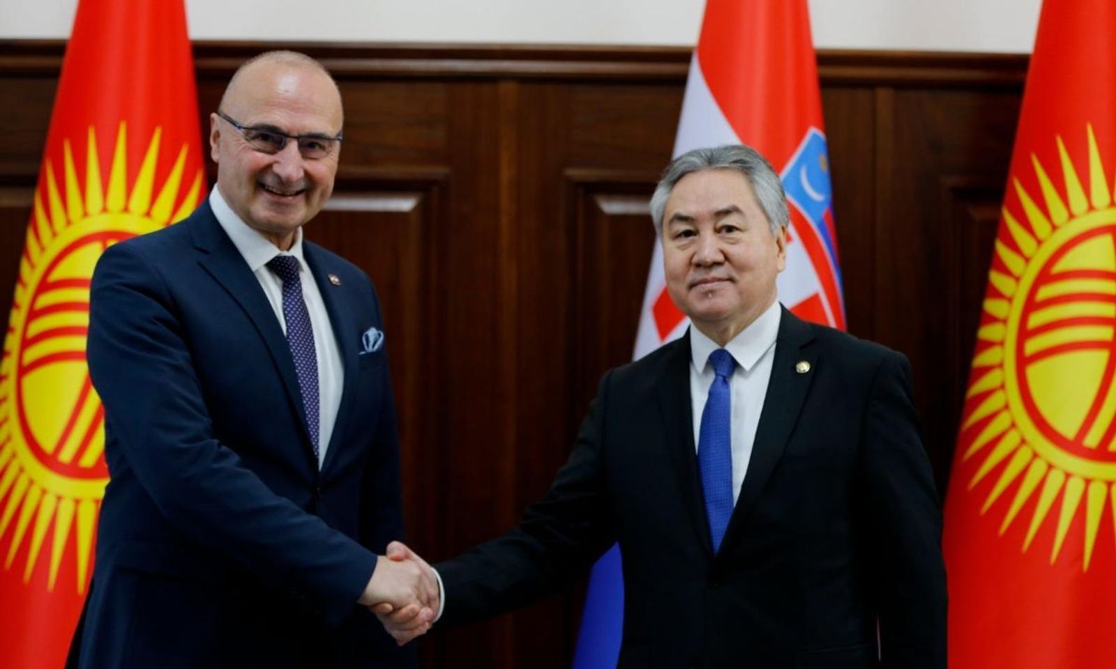 Министр Жээнбек Кулубаев Хорватия Республикасынын Тышкы жана европалык иштер министри Гордан Грлич Радман менен жолугушуу өткөрдү